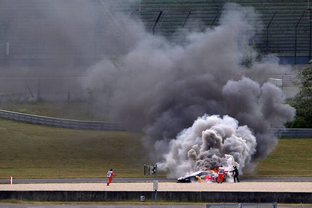 Bilder des Jahres 2022, Sport 05 Mai Sport Themen der Woche KW20 brennender Ferrari 488 GT3 Nr.: 74, Fahrer Felipe Fraga ( BRA) rechts versucht mit Feuerlöscher zu löschen, DTM Qualifiyng, Lausitzring, Eurospeedway, 22.05.2022, Feuer *** burning Ferrari 488 GT3 Nr 74, driver Felipe Fraga BRA right side trying to extinguish with fire extinguisher, DTM Qualifiyng, Lausitzring, Eurospeedway, 22 05 2022, fire