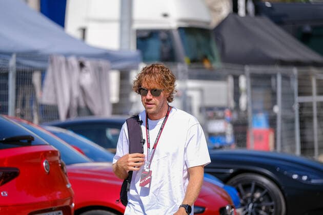 Sebastian Vettel GER, Aston Martin Aramco Cognizant F1 Team, 5 arrives in paddock, ESP, Formula One Pirelli Gran Premio de Espana, Formula 1, Sunday, 2022 season, 22 05 2022, ESP, Formula One Pirelli Gran Premio de Espana, Formula 1, Sunday, 2022 season, 22 05 2022, Barcelona Copyright: xEibner-Pressefotox EP_EER