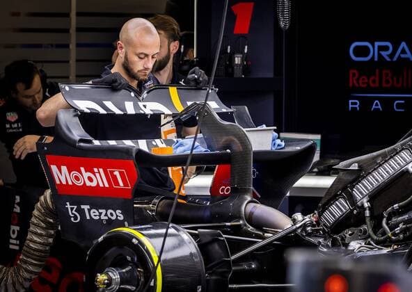 BARCELONA Red Bull Racing engineers are working on the rear wing of Max Verstappen s car whose DRS, the movable section, failed during qualifying yesterday, ahead of the F1 Grand Prix of Spain at Circuit de Barcelona Catalunya on May 22, 2022 in Barcelona, Spain REMKO DE WAAL F1 Grand Prix of Spain, RACE 2022 xVIxANPxSportx xxANPxIVx 449017719 originalFilename: 449017719.jpg