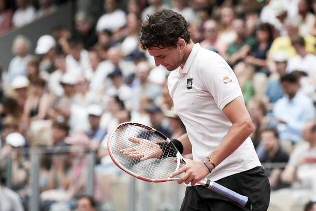 TENNIS - French Open 2022 PARIS,FRANCE,22.MAY.22 - TENNIS - ATP, Tennis Herren World Tour, French Open, Roland Garros, Grand Slam. Image shows the disappointment of Dominic Thiem (AUT).  GEPAxpictures xPatrickxSteiner