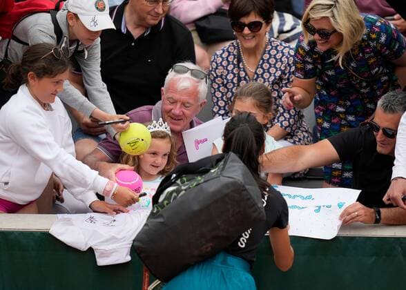 Mandatory Credit: Photo by Dave Shopland Shutterstock (12943992q) Great Britain s Emma Raducanu signs autographs after practice session on court 4 French Open Tennis, Day 1, Roland Garros, Paris, France - 22 May 2022 French Open Tennis, Day 1, Roland Garros, Paris, France - 22 May 2022  Copyright: xDavexShopland Shutterstockx 12943992q
