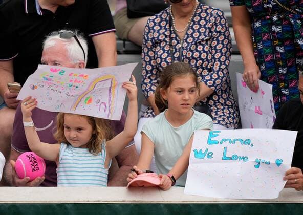 Mandatory Credit: Photo by Dave Shopland Shutterstock (12943992n) Fans watch Great Britain s Emma Raducanu practice session on court 4 French Open Tennis, Day 1, Roland Garros, Paris, France - 22 May 2022 French Open Tennis, Day 1, Roland Garros, Paris, France - 22 May 2022  Copyright: xDavexShopland Shutterstockx 12943992n