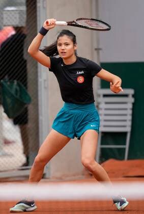 Mandatory Credit: Photo by Dave Shopland Shutterstock (12943992aq) Great Britain s Emma Raducanu practice session on court 4 French Open Tennis, Day 1, Roland Garros, Paris, France - 22 May 2022 French Open Tennis, Day 1, Roland Garros, Paris, France - 22 May 2022  Copyright: xDavexShopland Shutterstockx 12943992aq