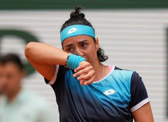 Mandatory Credit: Photo by Dave Shopland Shutterstock (12943992bo) Tunisia s Ons Jabeur loses in 3 sets in round 1 French Open Tennis, Day 1, Roland Garros, Paris, France - 22 May 2022 French Open Tennis, Day 1, Roland Garros, Paris, France - 22 May 2022  Copyright: xDavexShopland Shutterstockx 12943992bo