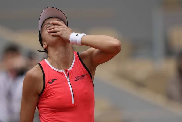 Mandatory Credit: Photo by Dave Shopland Shutterstock (12943992br) Magda Linette from Poland knocks out number six seed in 1st round French Open Tennis, Day 1, Roland Garros, Paris, France - 22 May 2022 French Open Tennis, Day 1, Roland Garros, Paris, France - 22 May 2022  Copyright: xDavexShopland Shutterstockx 12943992br