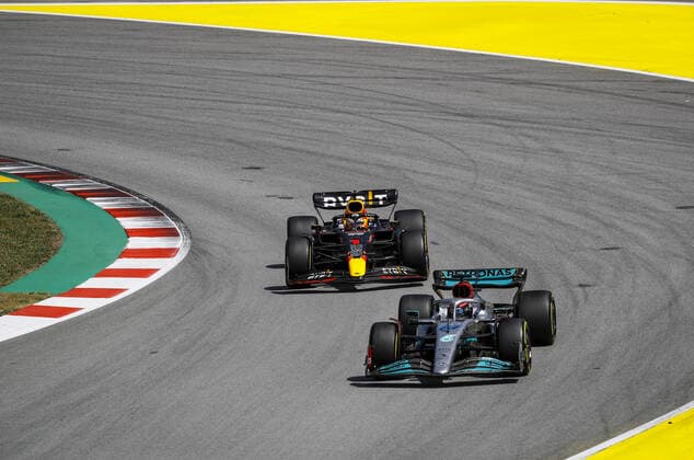 63 RUSSELL George (gbr), Mercedes AMG F1 Team W13, action with 01 VERSTAPPEN Max (nld), Red Bull Racing RB18 during the Formula 1 Pirelli Grand Premio de Espana 2022, 6th round of the 2022 FIA Formula One World Championship, WM, Weltmeisterschaft on the Circuit de Barcelona-Catalunya, from May 20 to 22, 2022 in Montmelo, Spain - F1 - SPANISH GRAND PRIX 2022 - RACE DPPI Panoramic  _B3_8719