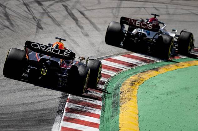 BARCELONA Max Verstappen 1 driving the Oracle Red Bull Racing RB18 Honda and George Russell 63 driving the Mercedes W13 R during the F1 Grand Prix of Spain at Circuit de Barcelona Catalunya on May 22, 2022 in Barcelona, Spain REMKO DE WAAL F1 Grand Prix of Spain, RACE 2022 xVIxANPxSportx xxANPxIVx 449031421 originalFilename: 449031421.jpg
