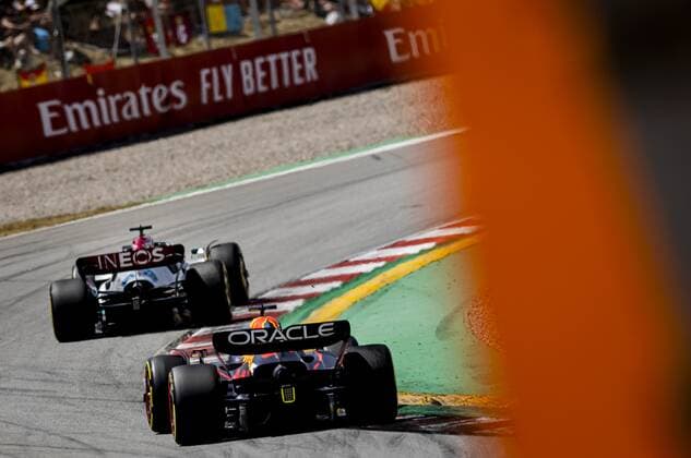 BARCELONA Max Verstappen 1 driving the Oracle Red Bull Racing RB18 Honda and George Russell 63 driving the Mercedes W13 L during the F1 Grand Prix of Spain at Circuit de Barcelona Catalunya on May 22, 2022 in Barcelona, Spain REMKO DE WAAL F1 Grand Prix of Spain, RACE 2022 xVIxANPxSportx xxANPxIVx 449031843 originalFilename: 449031843.jpg