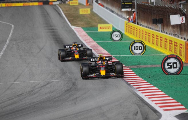 11 PEREZ Sergio (mex), Red Bull Racing RB18, action with 01 VERSTAPPEN Max (nld), Red Bull Racing RB18 during the Formula 1 Pirelli Grand Premio de Espana 2022, 6th round of the 2022 FIA Formula One World Championship, WM, Weltmeisterschaft on the Circuit de Barcelona-Catalunya, from May 20 to 22, 2022 in Montmelo, Spain - F1 - SPANISH GRAND PRIX 2022 - RACE DPPI Panoramic  GOOD3079