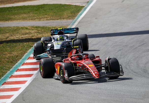 55 SAINZ Carlos (spa), Scuderia Ferrari F1-75, action with 44 HAMILTON Lewis (gbr), Mercedes AMG F1 Team W13 during the Formula 1 Pirelli Grand Premio de Espana 2022, 6th round of the 2022 FIA Formula One World Championship, WM, Weltmeisterschaft on the Circuit de Barcelona-Catalunya, from May 20 to 22, 2022 in Montmelo, Spain - F1 - SPANISH GRAND PRIX 2022 - RACE DPPI Panoramic  _B3_8918
