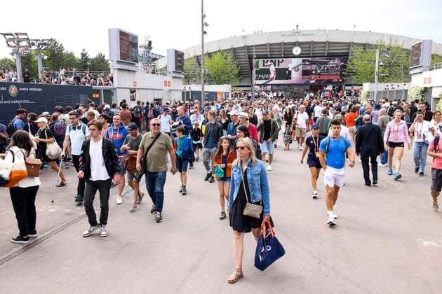 TENNIS - French Open 2022 PARIS,FRANCE,22.MAY.22 - TENNIS - ATP, Tennis Herren World Tour, French Open, Roland Garros, Grand Slam. Image shows spectators.  GEPAxpictures xPatrickxSteiner