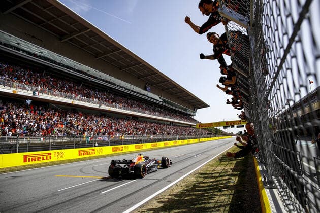 01 VERSTAPPEN Max (nld), Red Bull Racing RB18, action, winner during the Formula 1 Pirelli Grand Premio de Espana 2022, 6th round of the 2022 FIA Formula One World Championship, WM, Weltmeisterschaft on the Circuit de Barcelona-Catalunya, from May 20 to 22, 2022 in Montmelo, Spain - F1 - SPANISH GRAND PRIX 2022 - RACE DPPI Panoramic  _B3_8949