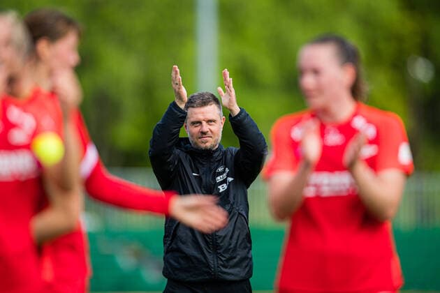 220522 Alexander Straus, head coach of Brann, celebrates after the Toppserien football match between Kolbotn and Brann on May 22, 2022 in Oslo Photo Marius Simensen BILDBYRAN Cop 238 bbeng brann dam football fotball fotboll jubel kolbotn skb tfk toppserien,  Copyright: MARIUSxSIMENSEN BB220522BB783