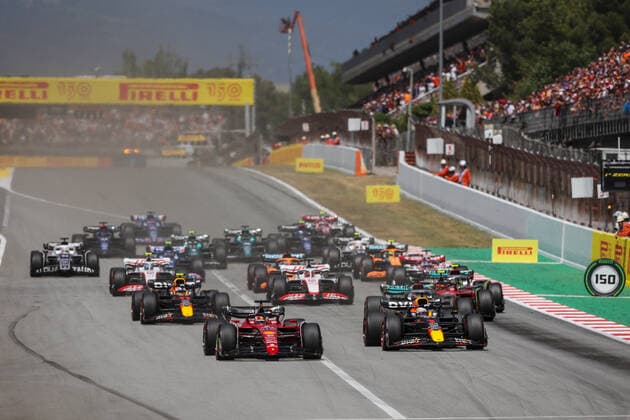 16 LECLERC Charles (mco), Scuderia Ferrari F1-75, action and 01 VERSTAPPEN Max (nld), Red Bull Racing RB18, start during the Formula 1 Pirelli Grand Premio de Espana 2022, 6th round of the 2022 FIA Formula One World Championship, WM, Weltmeisterschaft on the Circuit de Barcelona-Catalunya, from May 20 to 22, 2022 in Montmelo, Spain - F1 - SPANISH GRAND PRIX 2022 - RACE DPPI Panoramic GOOD2426