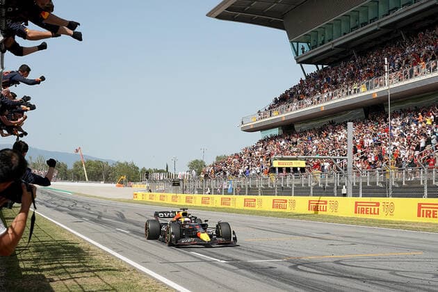 F1 Aramco Grand Prix of Spain 2022 22 05 2022, Circuit de Catalunya, Barcelona, F1 Aramco Grand Prix of Spain 2022 , in the picture finish of the winner Max Verstappen NEL , Oracle Red Bull Racing his mechanics cheer him on the fence nordphotoxGmbHx xBratic nph00250