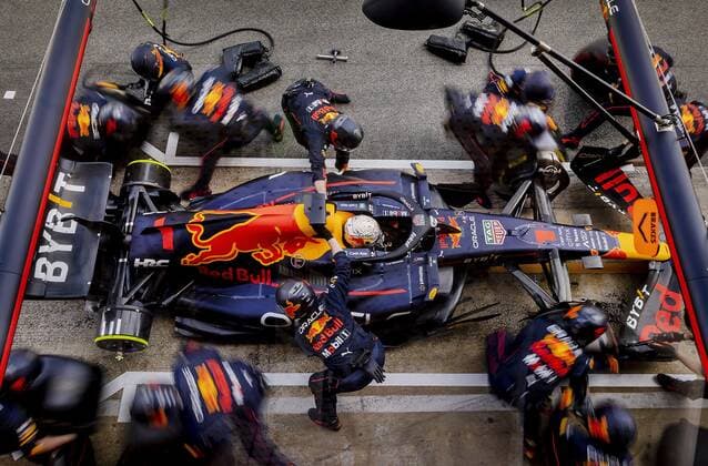 BARCELONA Max Verstappen Oracle Red Bull Racing makes a pit stop during the F1 Grand Prix of Spain at Circuit de Barcelona Catalunya on May 22, 2022 in Barcelona, Spain REMKO DE WAAL F1 Grand Prix of Spain, RACE 2022 xVIxANPxSportx xxANPxIVx 449036228 originalFilename: 449036228.jpg