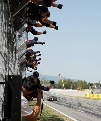 22 05 2022, Circuit de Catalunya, Barcelona, F1 Aramco Grand Prix of Spain 2022 , in the picture finish of the winner Max Verstappen NEL , Oracle Red Bull Racing his mechanics cheer him on the fence Photo EU Images Barcelona Circuit de Catalunya Catalunya Spain  eu-images-506
