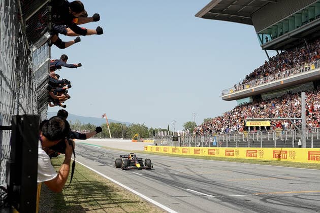 22 05 2022, Circuit de Catalunya, Barcelona, F1 Aramco Grand Prix of Spain 2022 , in the picture finish of the winner Max Verstappen NEL , Oracle Red Bull Racing his mechanics cheer him on the fence Photo EU Images Barcelona Circuit de Catalunya Catalunya Spain  eu-images-506