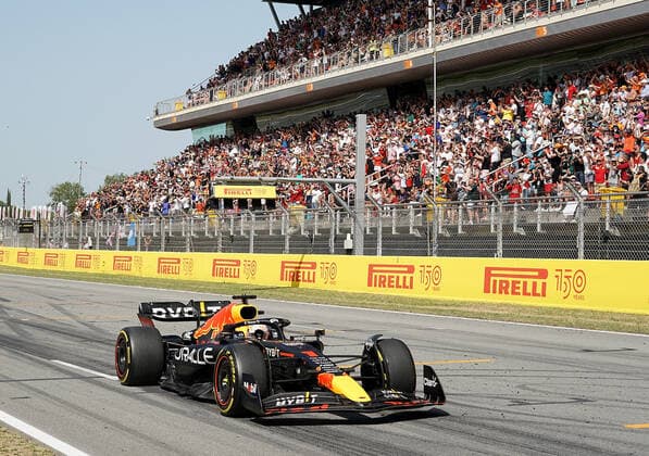 22 05 2022, Circuit de Catalunya, Barcelona, F1 Aramco Grand Prix of Spain 2022 , in the picture finish of the winner Max Verstappen NEL , Oracle Red Bull Racing his mechanics cheer him on the fence Photo EU Images Barcelona Circuit de Catalunya Catalunya Spain  eu-images-506