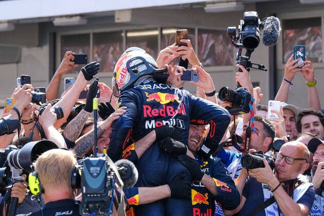 Max Verstappen NED, Oracle Red Bull Racing, 1 cheers with his mechanics after the victory, jubilation joy emotions happy happy, ESP, Formula One Pirelli Gran Premio de Espana, Formula 1, Sunday, season 2022, 22 05 2022, ESP, Formula One Pirelli Gran Premio de Espana, Formula 1, Sunday, season 2022, 22 05 2022, Barcelona Copyright: xEibner-Pressefotox EP_EER