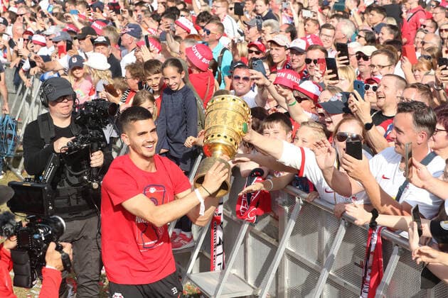 RB Leipzig celebrates cup victory 22 05 2022 Leipzig, 22 05 2022, Festwiese, football, cup victory, The team of RB Leipzig, DFB Cup winner 2022, celebrates with fans yesterdays victory In the picture Andre Silva 33, RB Leipzig with cup ,