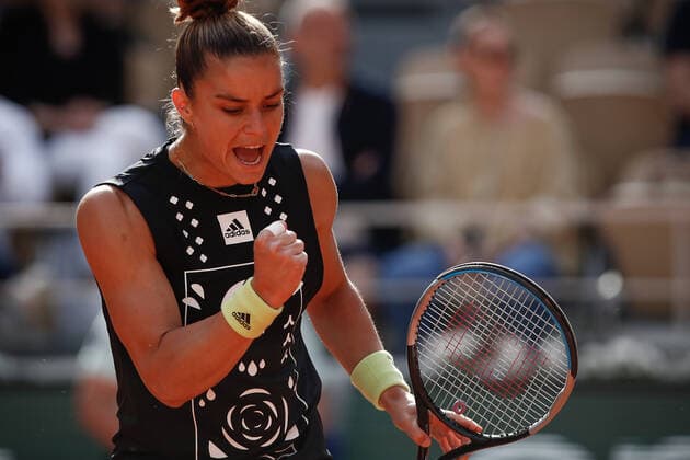 Joie de Maria SAKKARI (GRE) contre Clara BUREL (FRA) TENNIS : Roland Garros 2022 - 22 05 2022 AurelienMorissard Panoramic 