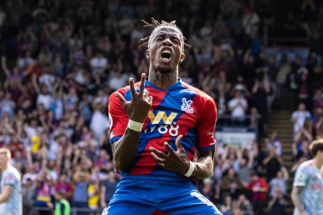 Sport Themen der Woche KW20 Football - 2021 2022 Premier League - Crystal Palace vs Manchester United, ManU - Selhurst Park - Sunday 22nd May 2022. Wilfried Zaha (Crystal Palace) celebrates infront of the Manchester United fans after scoring at Selhurst Park. COLORSPORT DANIEL BEARHAM  csp_cryp_manu_22052022_