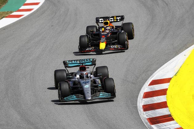 63 RUSSELL George (gbr), Mercedes AMG F1 Team W13, action 01 VERSTAPPEN Max (nld), Red Bull Racing RB18, action during the Formula 1 Pirelli Grand Premio de Espana 2022, 6th round of the 2022 FIA Formula One World Championship, WM, Weltmeisterschaft on the Circuit de Barcelona-Catalunya, from May 20 to 22, 2022 in Montmelo, Spain - F1 - SPANISH GRAND PRIX 2022 - RACE DPPI Panoramic 00122016__B3_8782