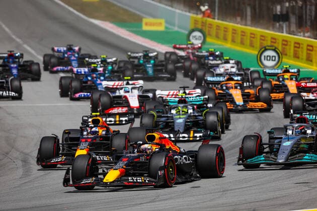 01 VERSTAPPEN Max (nld), Red Bull Racing RB18, 11 PEREZ Sergio (mex), Red Bull Racing RB18, 44 HAMILTON Lewis (gbr), Mercedes AMG F1 Team W13, action during the Formula 1 Pirelli Grand Premio de Espana 2022, 6th round of the 2022 FIA Formula One World Championship, WM, Weltmeisterschaft on the Circuit de Barcelona-Catalunya, from May 20 to 22, 2022 in Montmelo, Spain - F1 - SPANISH GRAND PRIX 2022 - RACE DPPI Panoramic 20220522_GOOD2456