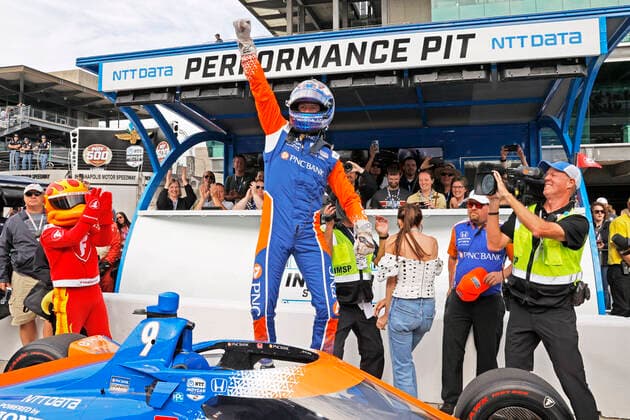 Bilder des Jahres 2022, Sport 05 Mai Sport Themen der Woche KW20 Sport Bilder des Tages INDIANAPOLIS, IN - MAY 22: NTT IndyCar, Indy Car, IRL, USA series driver Scott Dixon reacts to winning the pole award for the fastest qualifying speed on May 22nd, 2022 during qualifications for the 106th running of the Indianapolis 500 at the Indianapolis Motor Speedway in Indianapolis, Indiana. (Photo by Brian Spurlock Icon Sportswire) AUTO: MAY 22 IndyCar - The 106th Indianapolis 500 Qualifying Icon220522500004