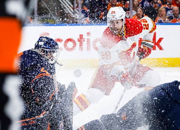 Sport Bilder des Tages May 22, 2022, Edmonton, AB, CANADA: Calgary Flames forward Elias Lindholm, right, tries to get the puck past Edmonton Oilers goalie Mike Smith during third period NHL, Eishockey Herren, USA second round playoff hockey action in Edmonton, Sunday, May 22, 2022. Elias Lindholm, Mike Smith - ZUMAc35_ 20220522_zaf_c35_119 Copyright: xJeffxMcintoshx