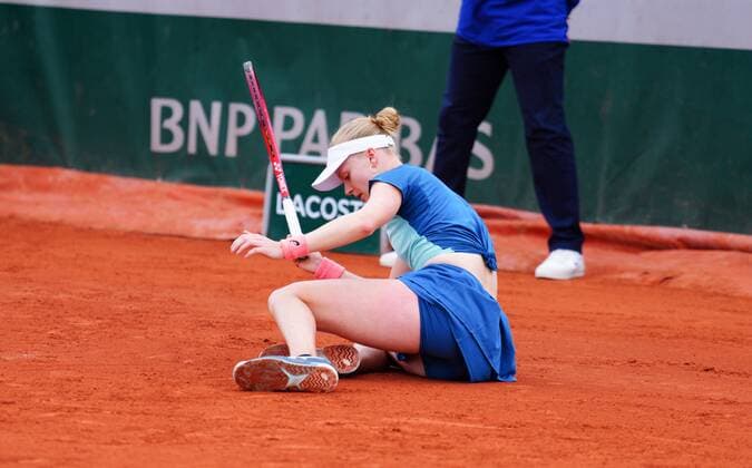 Mandatory Credit: Photo by Javier Garcia Shutterstock (12942478b) Harriet Dart falls during her heavy first round defeat to Martina Trevisan French Open Tennis, Day 2, Roland Garros, Paris, France - 23 May 2022 French Open Tennis, Day 2, Roland Garros, Paris, France - 23 May 2022  Copyright: xJavierxGarcia Shutterstockx 12942478b