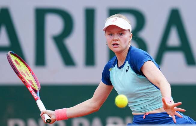 Mandatory Credit: Photo by Javier Garcia Shutterstock (12942478d) Harriet Dart during her first round defeat French Open Tennis, Day 2, Roland Garros, Paris, France - 23 May 2022 French Open Tennis, Day 2, Roland Garros, Paris, France - 23 May 2022  Copyright: xJavierxGarcia Shutterstockx 12942478d