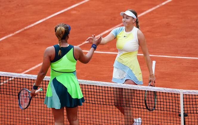 Mandatory Credit: Photo by Javier Garcia Shutterstock (12942478e) Amanda Anisimova shakes hands with Naomi Osaka after defeating her in straight sets French Open Tennis, Day 2, Roland Garros, Paris, France - 23 May 2022 French Open Tennis, Day 2, Roland Garros, Paris, France - 23 May 2022  Copyright: xJavierxGarcia Shutterstockx 12942478e