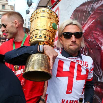 RB Leipzig celebrates cup victory 22 05 2022 Leipzig, 22 05 2022, victory march, football, cup victory, In the picture Kevin Kampl 44, RB Leipzig with the cup ,
