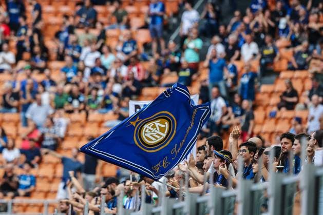 May 22, 2022, Milan, Italy: A fan of FC Internazionale waves a giant flag during the Serie A 2021 22 football match between FC Internazionale and UC Sampdoria at Giuseppe Meazza Stadium, Milan, Italy on May 22, 2022. italian soccer Serie A match - Inter - FC Internazionale vs UC Sampdoria, Milan, Italy  - ZUMAl164 20220522_zsa_l164_573 Copyright: xFabrizioxCarabellix
