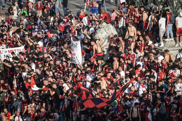 May 23, 2022, Milano, Italia: AC Milan s supporters celebrate the victory of the Italian Serie A Championship (Scudetto ) in the centre of Milan, Italy, 23 May 2022.ANSA MATTEO CORNER AC Milan s supporters celebrate the victory of the Italian Serie A Championship (Scudetto ) in the centre of Milan  - ZUMAa110 20220523_zaf_a110_018 Copyright: xMatteoxCornerx