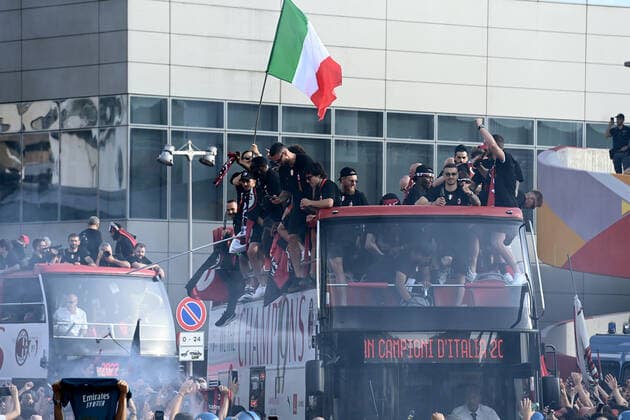 220523 Players of Milan celebrate during the victory parade after winning Serie A on May 23, 2022 in Milan Photo Bildbyran BILDBYRAN code XZ XZ0067 football football soccer football series a milan bbeng cheers italian champions italian champions 2021 2022 victory parade,  Copyright: BILDBYRAN BB220523ZC005
