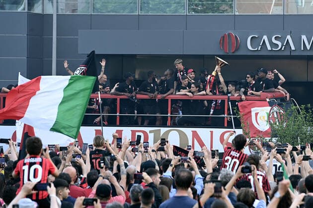 220523 Palyers of Milan celebrate during the victory parade after winning Serie A on May 23, 2022 in Milan Photo Bildbyran BILDBYRAN code XZ XZ0067 football football soccer football series a milan bbeng cheers italian champions italian champions 2021 2022 victory parade,  Copyright: BILDBYRAN BB220523ZD006