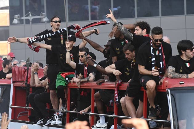 220523 Zlatan Ibrahimovic of Milan celebrates with team mates during the victory parade after winning Serie A on May 23, 2022 in Milan Photo Bildbyran BILDBYRAN code XZ XZ0067,  Copyright: BILDBYRAN BB220523ZJ006