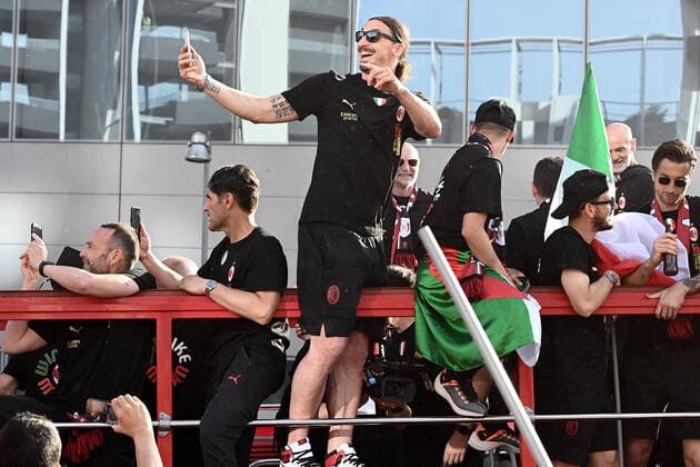 220523 Zlatan Ibrahimovic of Milan celebrates during the victory parade after winning Serie A on May 23, 2022 in Milan Photo Bildbyran BILDBYRAN code XZ XZ0067,  Copyright: BILDBYRAN BB220523ZG005