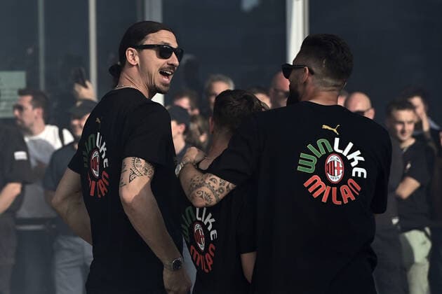 220523 Zlatan Ibrahimovic and Olivier Giroud of Milan celebrate during the victory parade after winning Serie A on May 23, 2022 in Milan Photo Bildbyran BILDBYRAN code XZ XZ0067,  Copyright: BILDBYRAN BB220523ZO005