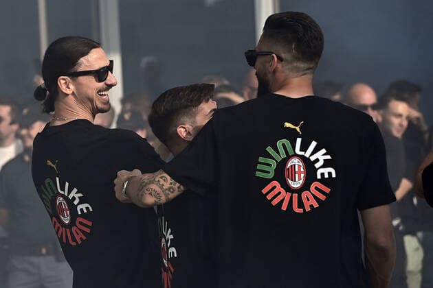 220523 Zlatan Ibrahimovic and Olivier Giroud of Milan celebrate during the victory parade after winning Serie A on May 23, 2022 in Milan Photo Bildbyran BILDBYRAN code XZ XZ0067,  Copyright: BILDBYRAN BB220523ZY003