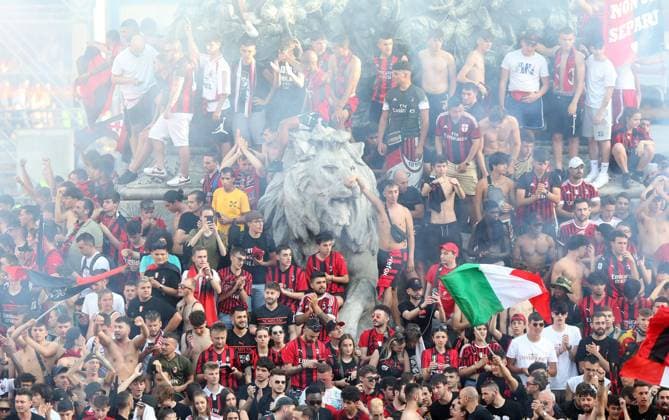 Foto LaPresse 22 Maggio 2022 Milano, Italia News Festeggiamenti dei tifosi del Milan per la vittoria del Campionato di calcio in Piazza del Duomo Nella foto: l attesa in piazza per l arrivo del Pullman  Copyright: xLaPressex