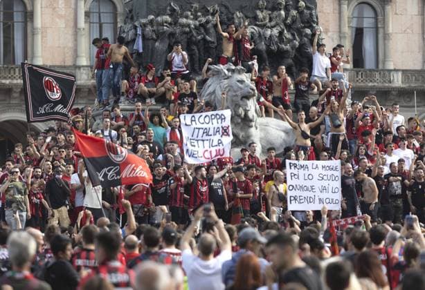Foto LaPresse 22 Maggio 2022 Milano, Italia News Festeggiamenti dei tifosi del Milan per la vittoria del Campionato di calcio in Piazza del Duomo Nella foto: l attesa in piazza per l arrivo del Pullman  Copyright: xLaPressex