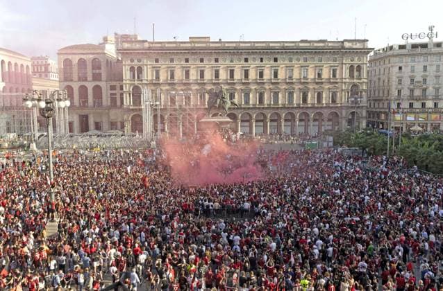 Foto LaPresse 22 Maggio 2022 Milano, Italia News Festeggiamenti dei tifosi del Milan per la vittoria del Campionato di calcio in Piazza del Duomo Nella foto: l attesa in piazza per l arrivo del Pullman  Copyright: xLaPressex