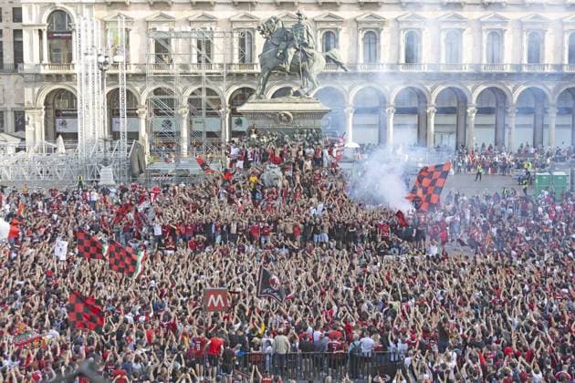Foto LaPresse 22 Maggio 2022 Milano, Italia News Festeggiamenti dei tifosi del Milan per la vittoria del Campionato di calcio in Piazza del Duomo Nella foto: l attesa in piazza per l arrivo del Pullman  Copyright: xLaPressex