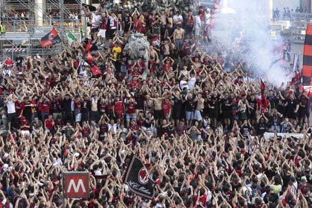 Foto LaPresse 22 Maggio 2022 Milano, Italia News Festeggiamenti dei tifosi del Milan per la vittoria del Campionato di calcio in Piazza del Duomo Nella foto: l attesa in piazza per l arrivo del Pullman  Copyright: xLaPressex