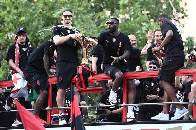 220523 Zlatan Ibrahimovic of Milan celebrates during the victory parade after winning Serie A on May 23, 2022 in Milan Photo Image Photo BILDBYRAN COP 290 code XZ XZ0067 football football soccer football series a milan bbeng cheers italian champions italian champions 2021 2022 victory parade,  Copyright: ImagexPhoto BB220523ZR004