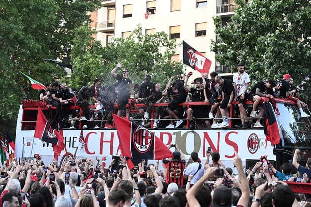 220523 Zlatan Ibrahimovic of Milan celebrates with team mates during the victory parade after winning Serie A on May 23, 2022 in Milan Photo Image Photo BILDBYRAN COP 290 code XZ XZ0067 football football soccer football series a milan bbeng cheers italian champions italian champions 2021 2022 victory parade,  Copyright: ImagexPhoto BB220523ZE007